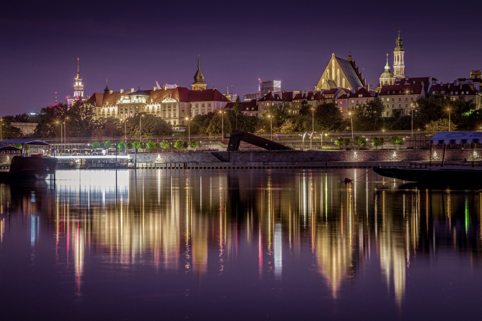 Panorama Starego Miasta w Warszawie nocą, widok znad Wisły