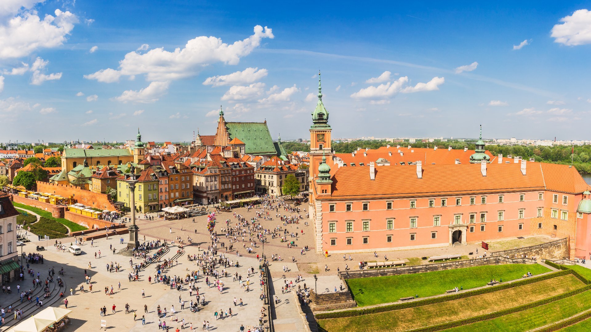 Plac Zamkowy i dachy Starego Miasta w Warszawie widziane z góry